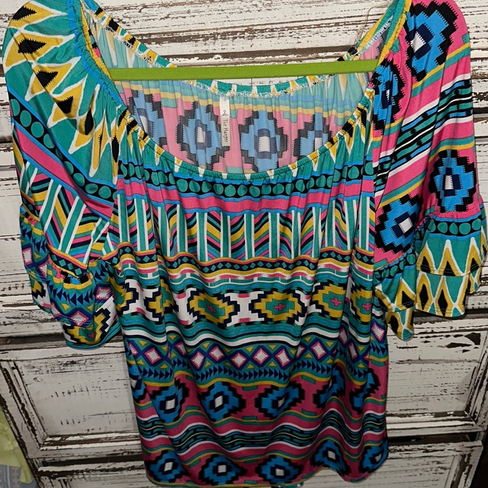 NWOT the hanger colorful Aztec pattern blouse with ruffle sleeve so cute 🥰 2x